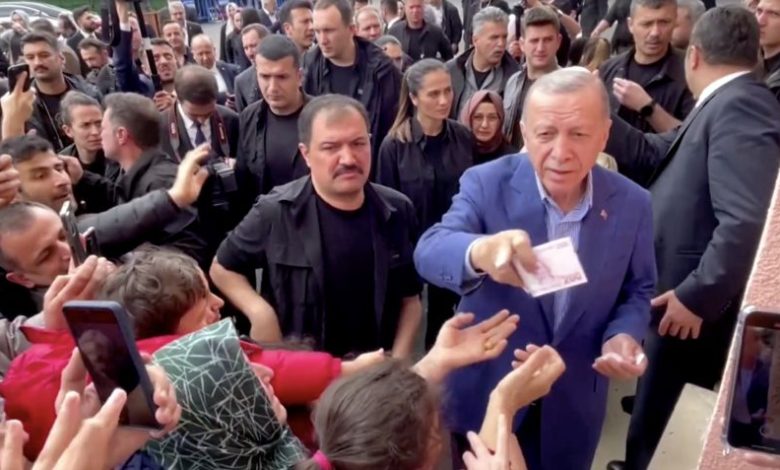 erdogan-distribui-dinheiro-para-apoiadores-durante-2o-turno-na-turquia
