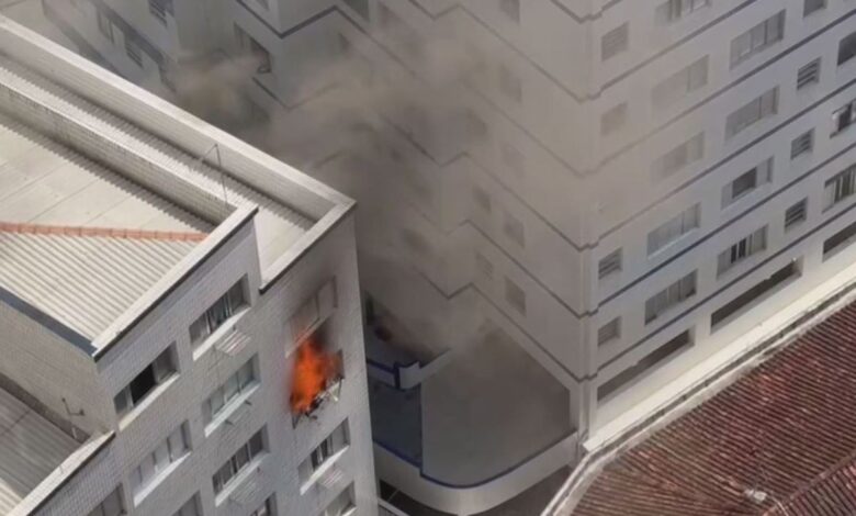 incendio-consome-apartamento-e-mobiliza-bombeiros-no-litoral-de-sp;-video