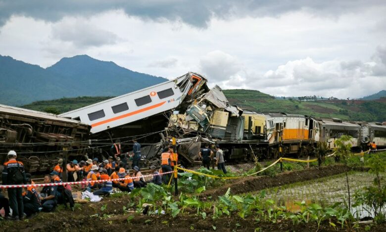 colisao-entre-trens-na-indonesia-deixa-quatro-mortos-e-42-feridos