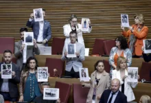 la-oposicion-en-les-corts-valencianes-protesta-contra-la-‘ley-de-la-concordia’-con-fotos-de-represaliados-por-franco