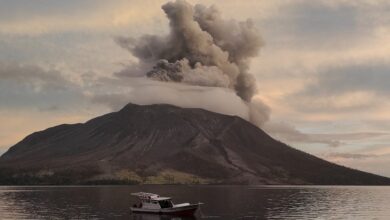 vulcao-ruang-volta-a-entrar-em-erupcao-no-norte-da-indonesia